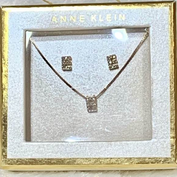 NWT Anne Klein necklace and earrings set monogram E 💍🎈🎊💎💕 - Picture 8 of 9